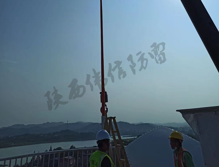 湖北花湖機(jī)場(chǎng)玻璃鋼避雷針安裝現(xiàn)場(chǎng)2